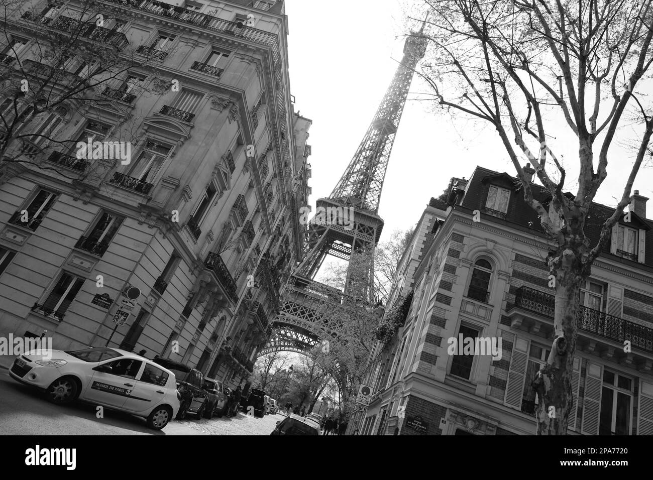 Tour Eiffel vue de l'avenue de la Bourdonnais, septième arrondissement, Paris, France Banque D'Images