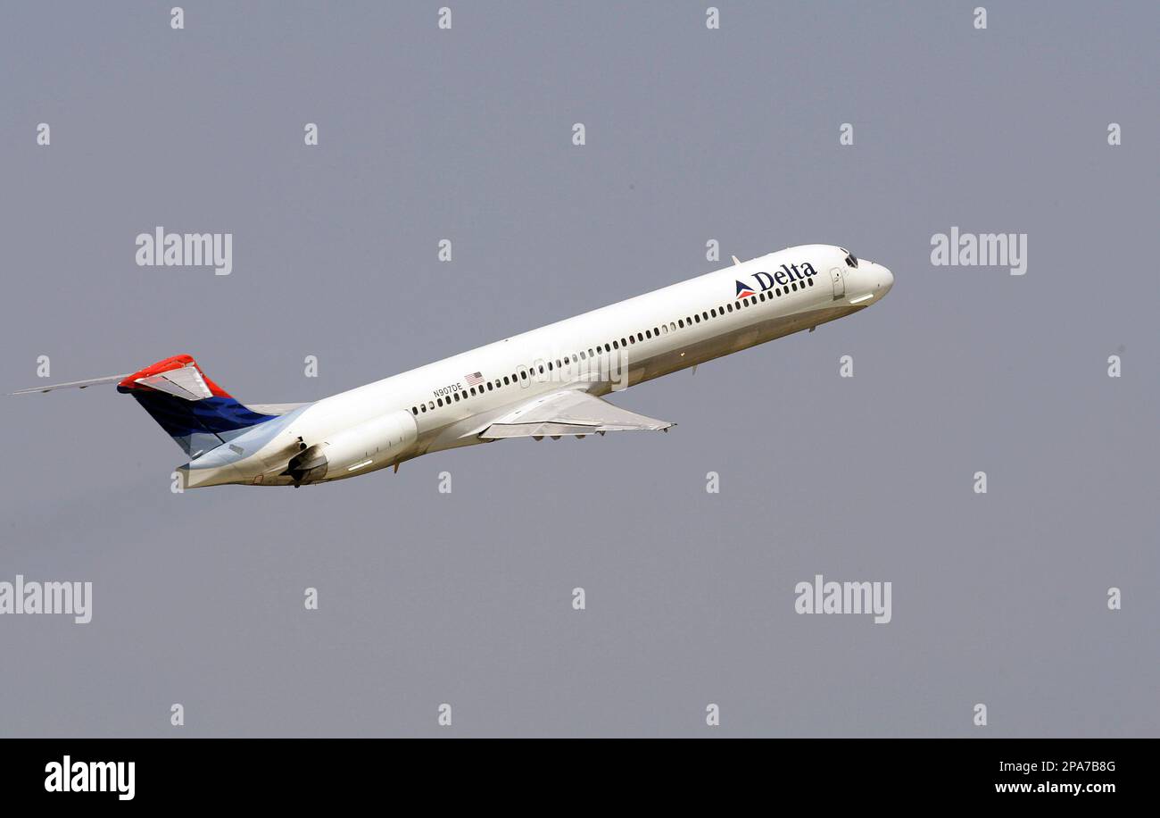 A Delta Airlines McDonnell Douglas MD-88 takes off Tuesday afternoon April 22, 2008, from Tampa International Airport in Tampa, Fla. Delta Air Lines Inc., the nation's third-largest carrier, said Wednesday its loss widened in the first quarter to a whopping $6.39 billion because of soaring fuel prices and the steep decline in the company's market value. (AP Photo/Chris O'Meara) Banque D'Images