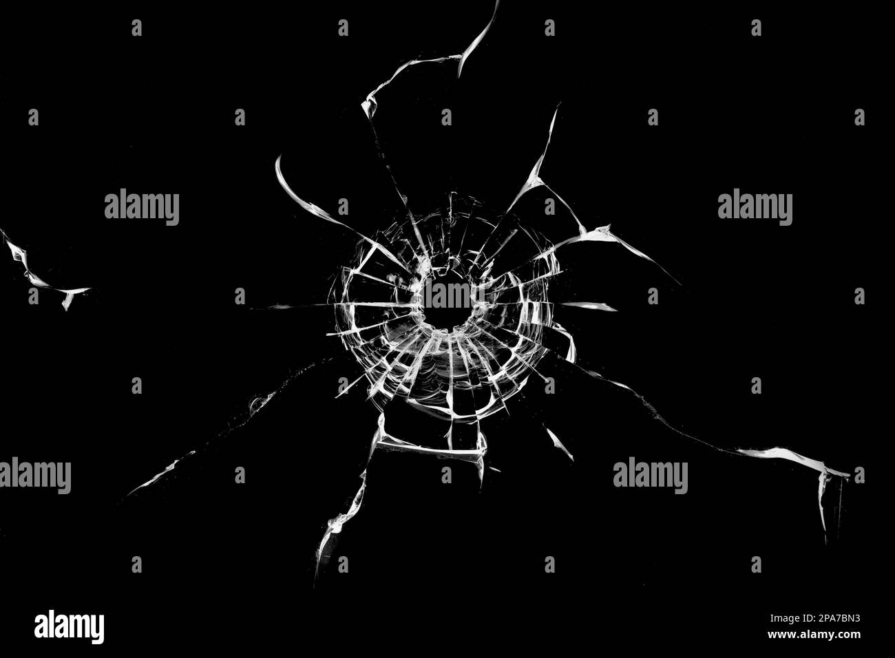 Trou cassé sur fond noir de verre Banque D'Images