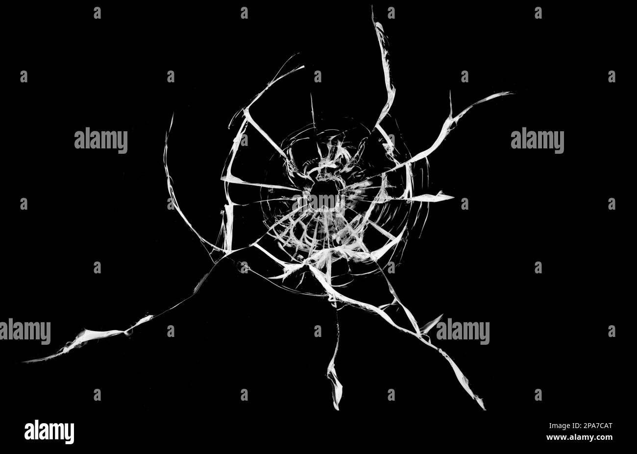 Trou cassé sur fond noir de verre Banque D'Images
