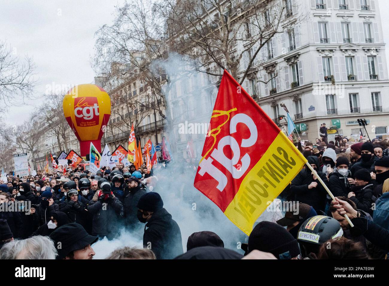 Jan Schmidt-Whitley/le Pictorium - manifestation contre la réforme des retraites à Paris - 11/3/2023 - France / Paris / Paris - ce septième jour de mobilisation a rassemblé 368 000 manifestants dans toute la France, dont 48 000 à Paris, selon le Ministère de l'intérieur. La CGT comptait plus d'un million de manifestants, dont 300 000 à Paris. Banque D'Images