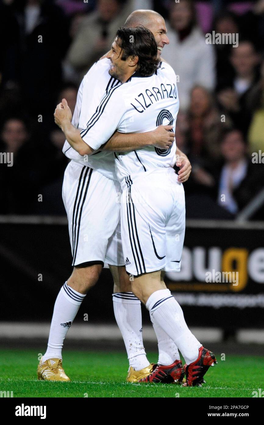 Former French soccer player Zinedine Zidane, left, and former French soccer player Bixente Lizarazu, right, celebrate the first goal of the 4-4-2 Team, during a gala soccer game between 4-4-2 Team and Olympique Marseille All Stars at the Geneva Stadium, in Geneva, Switzerland, Monday, April 21, 2008. Some of the biggest names in international soccer will play at the Geneva stadium for a charity exhibition game. Olympique Marseille All-Stars will play the 4-4-2 team in an event organized by former Swiss national team player Fabio Celestini. (AP Photo/Keystone, Laurent Gillieron) Banque D'Images
