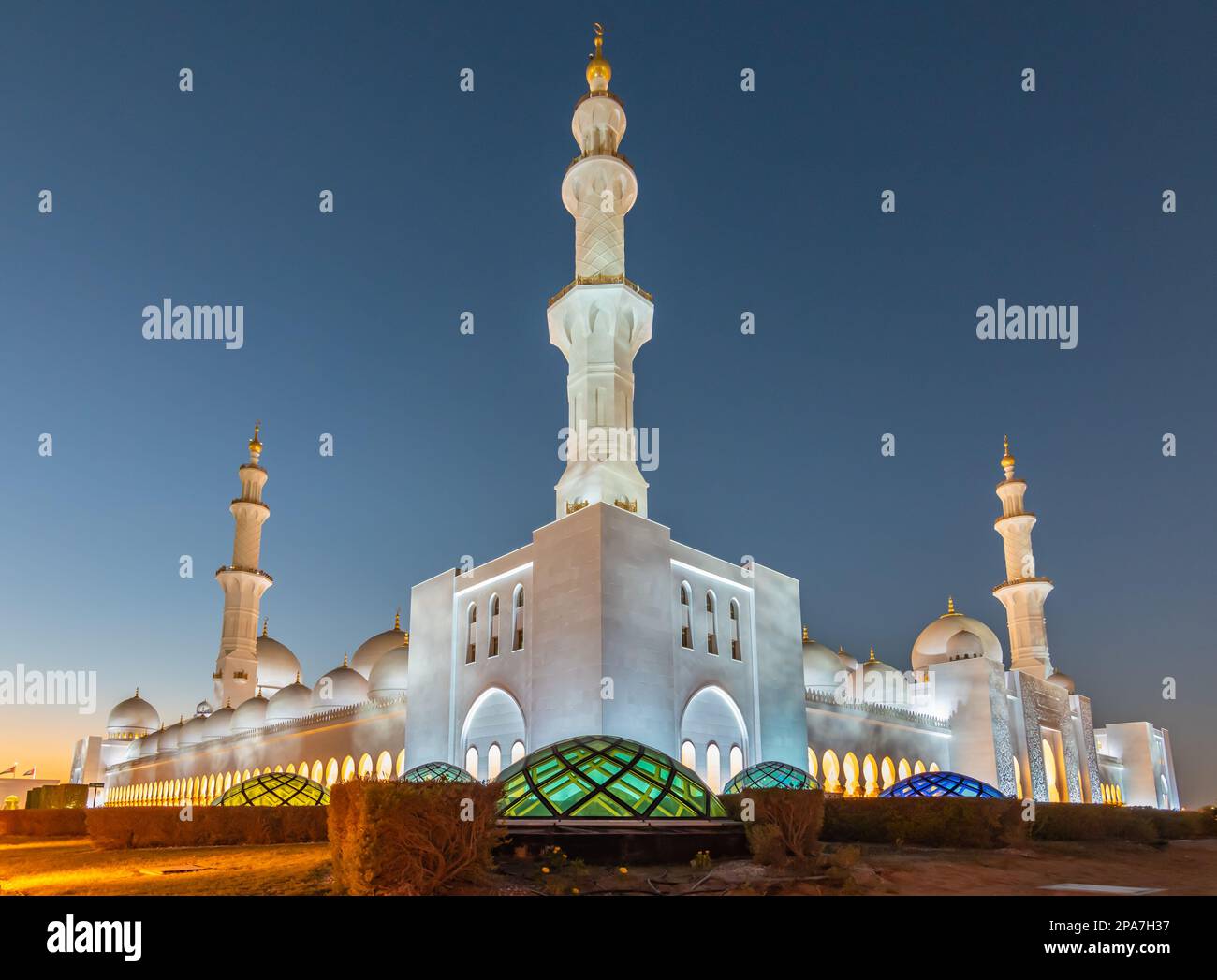 Architecture de la Grande Mosquée Sheikh Zayed dans la soirée. Banque D'Images