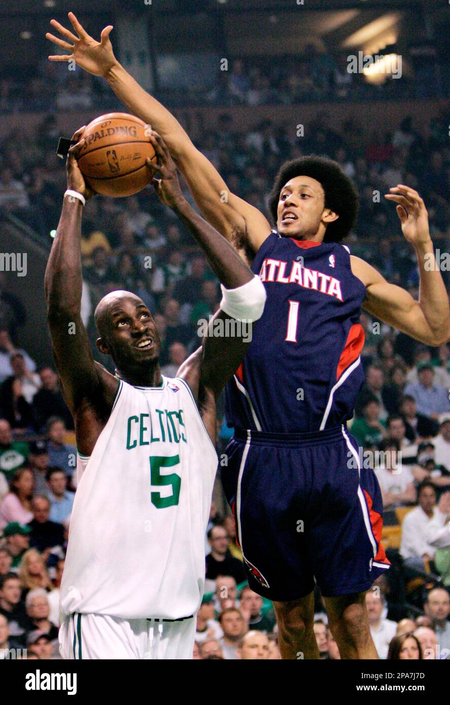 Atlanta Hawks guard Josh Childress, left, tries for a block as Boston Celtics forward Kevin Garnett drives to the basket during Game 1 of the NBA first-round playoff basketball series in Boston, Sunday, April 20, 2008. (AP Photo/Charles Krupa) Banque D'Images