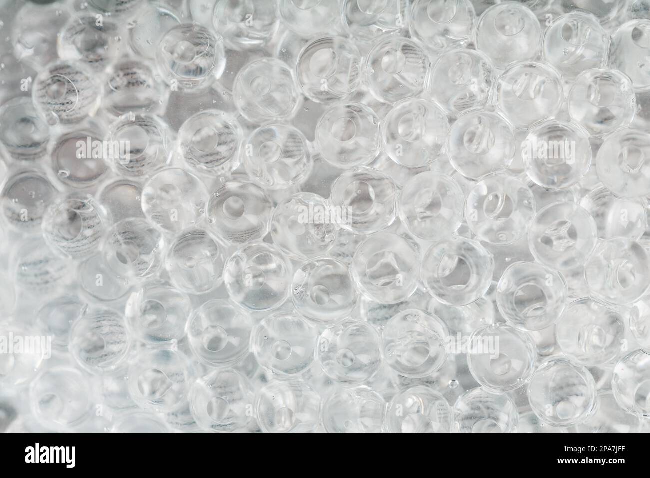 Masque pour les yeux avec boules de gel transparentes à l'intérieur sur fond bleu. Un remède pour les rides et le vieillissement. Banque D'Images