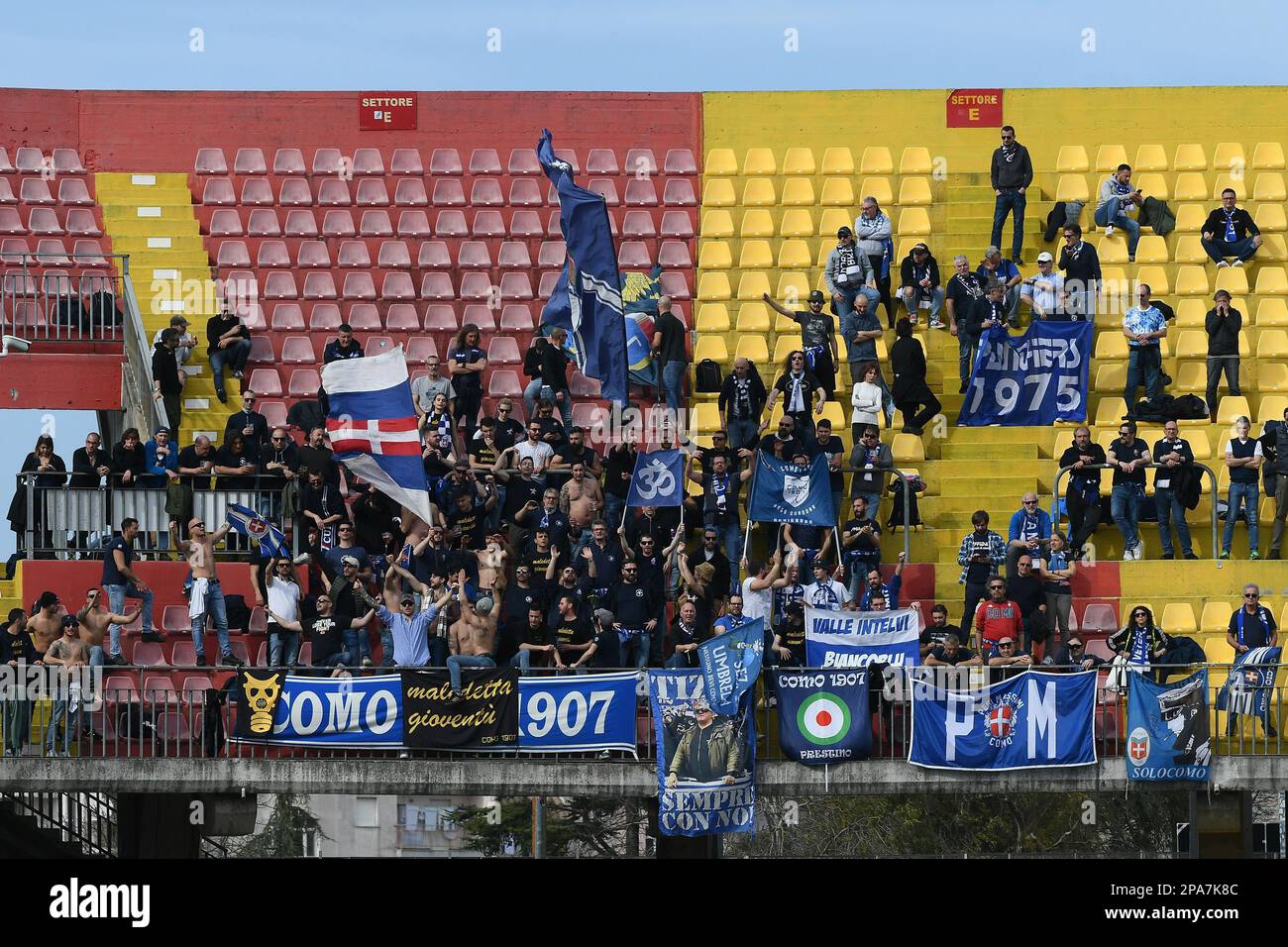 Supporters de Côme 1907 pendant le match de la série B entre Benevento Calcio et Côme 1907 au