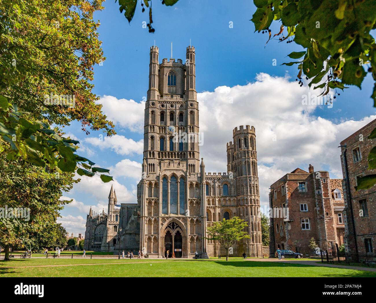 Détail de tourelles rondes sur la tour ouest de la cathédrale d'Ely dans le Cambridgeshire Fens UK Banque D'Images