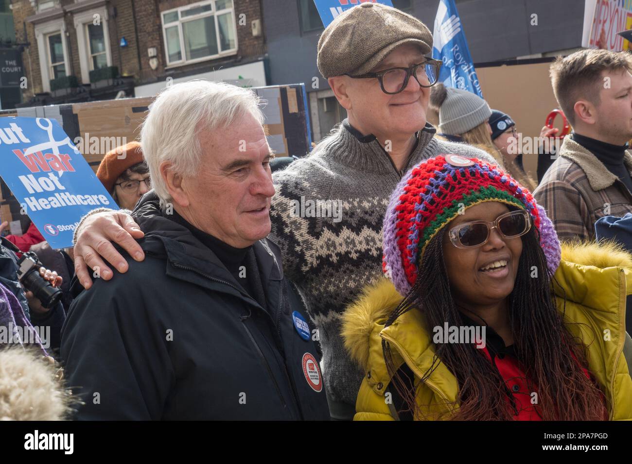 Londres, Royaume-Uni. 11 mars 2023.John McDonnell. Des milliers de personnes ont défilé à Londres à la suite d'un court rassemblement à Warren Street appelant à un salaire décent pour tous les travailleurs du NHS. Ils exigent la fin de la privatisation du NHS et le retour à une fonction publique financée par l'État. Les migrants sont les bienvenus et ont joué un rôle essentiel dans le NHS, avec un grand nombre d'infirmières, de médecins et d'autres employés de l'étranger, et ils ont soutenu Gary Lineker dans sa description de la substance et du ton des politiques gouvernementales. Peter Marshall/Alay Live News Banque D'Images