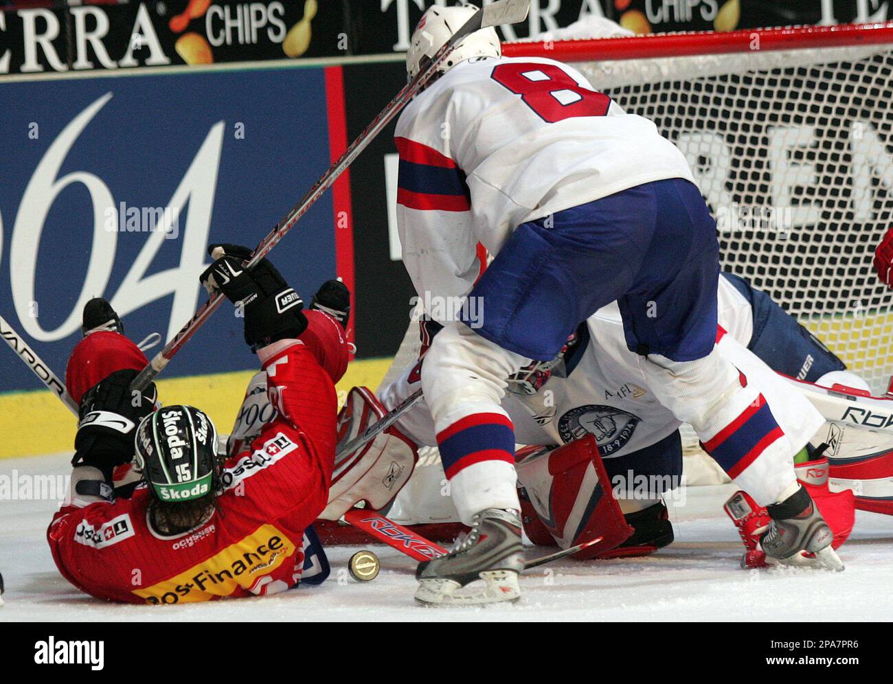 Switzerland's Paul Di Pietro, left, fights for the puck against Norway's keeper Pal Grotnes, hidden, and his teammate Mads Hansen, center, during an international ice hockey game between Switzerland and Norway in Langenthal, Switzerland, Saturday, April 19, 2008. (AP Photo/KEYSTONE/Photopress/Marcel Bieri) Banque D'Images