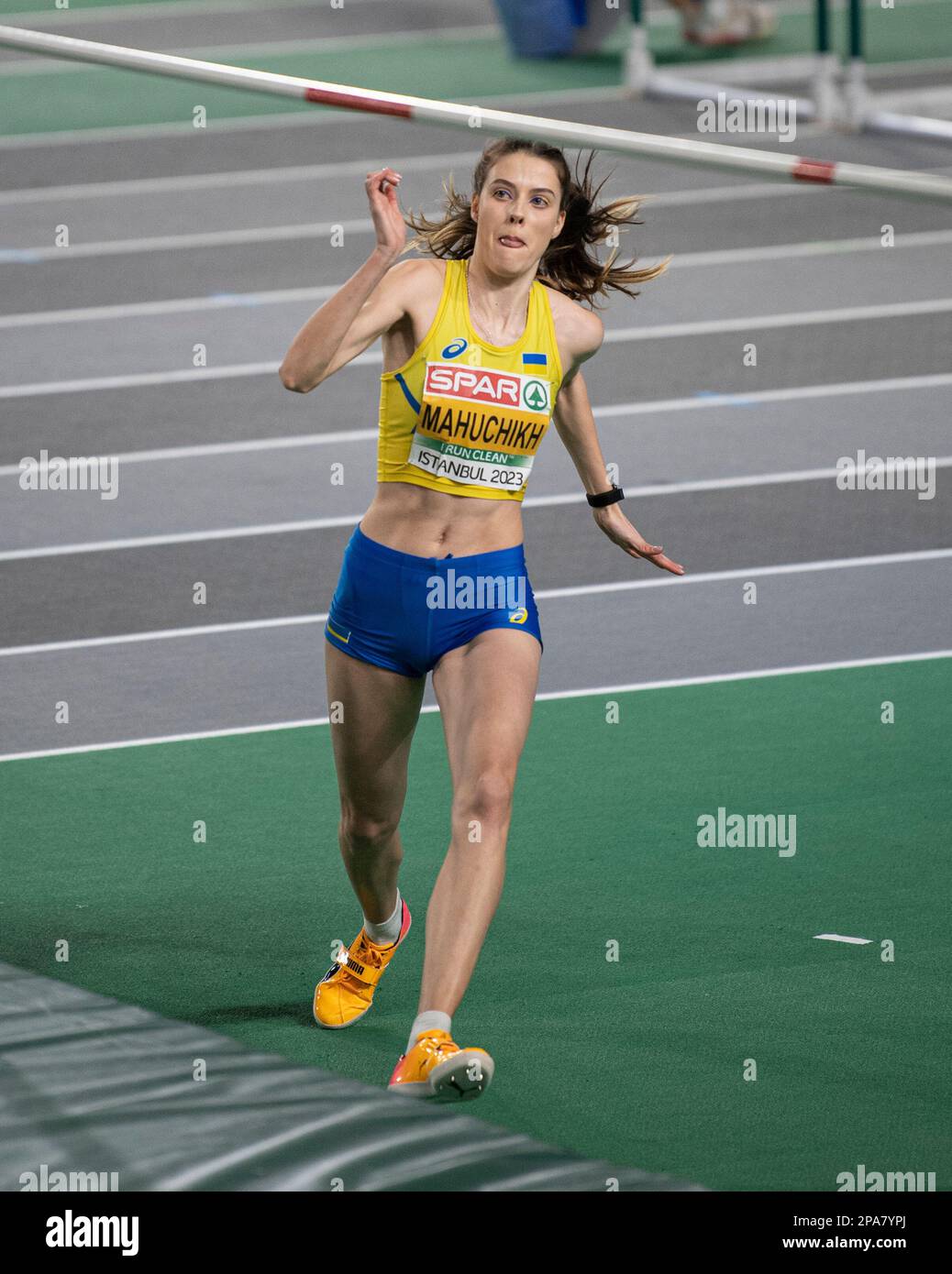 Yaroslava Mahuchikh d’Ukraine participe à la finale de saut en hauteur des femmes aux Championnats européens d’athlétisme en salle à l’Ataköy Athletics Arena dans l’IS Banque D'Images