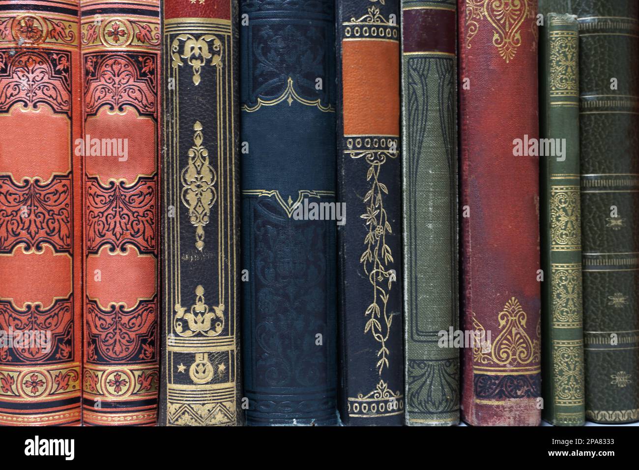 Vieux livres de musée avec une belle couverture de livre décorée de tissus  multicolores Photo Stock - Alamy