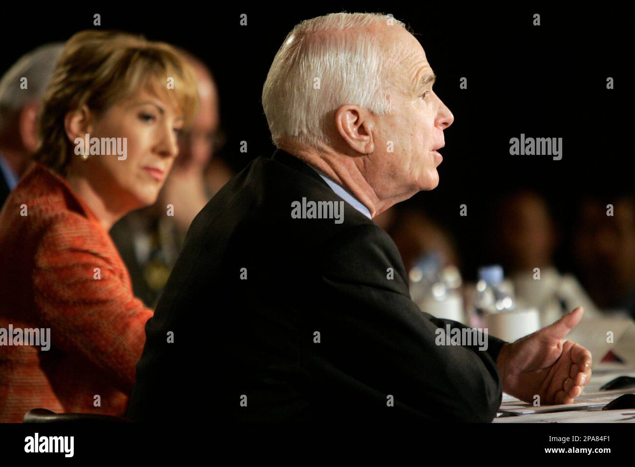 Carly Fiorina, an economic adviser and Republican National Committee official, left, listens as Republican presidential candidate Sen. John McCain, R-Ariz., speaks at an economic summit, Wednesday, April 16, 2008, at Bucyrus International, Inc., in South Milwaukee, Wis. McCain told business leaders at Bucyrus International that the government has to act fast to help the nation's economy. (AP Photo/Mary Altaffer) Banque D'Images