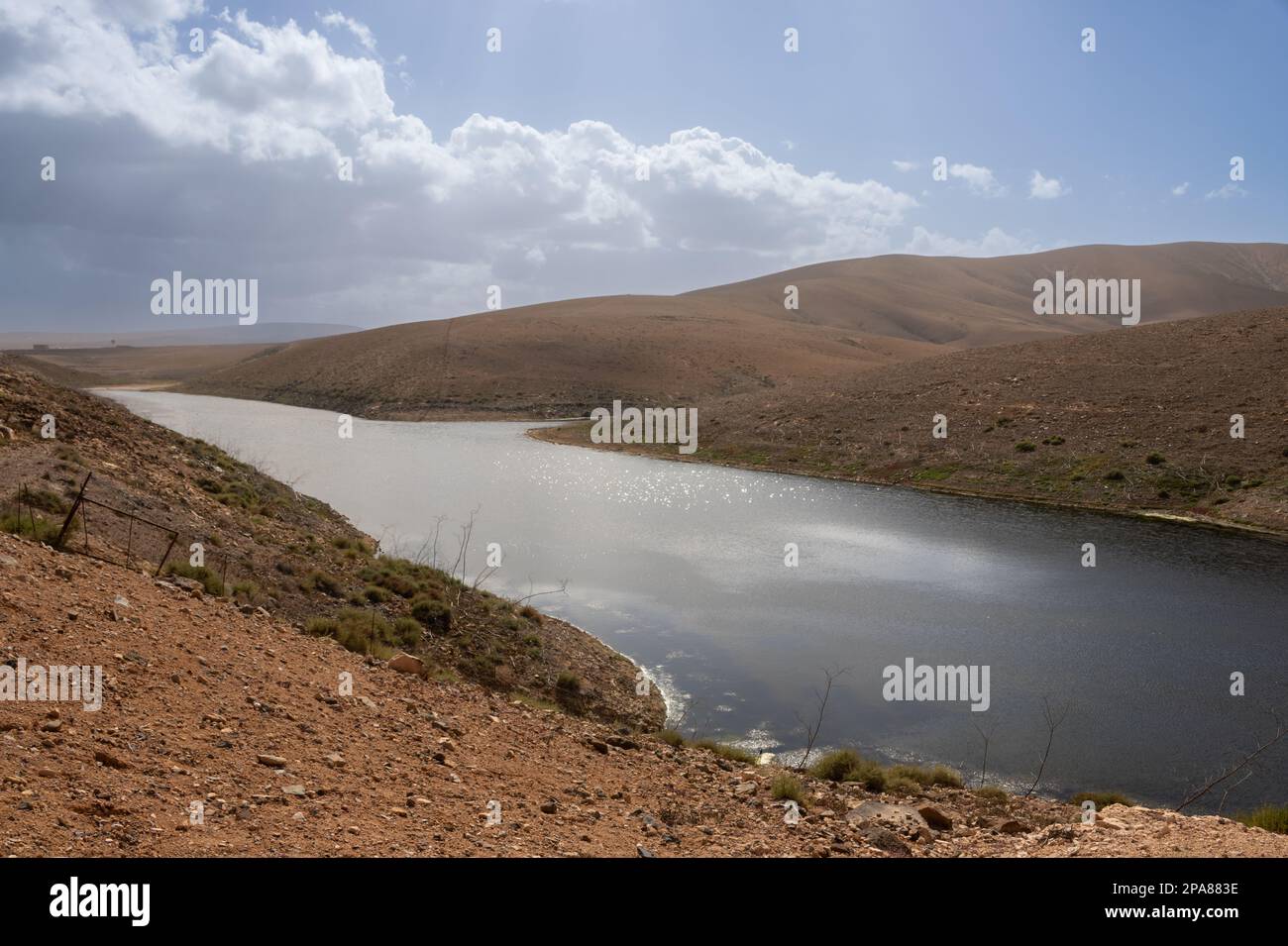 Le plus grand réservoir d'eau douce des îles, situé dans une vallée. La meilleure zone d'observation des oiseaux. Ciel nuageux en hiver. Embalse de los Molinos, Banque D'Images