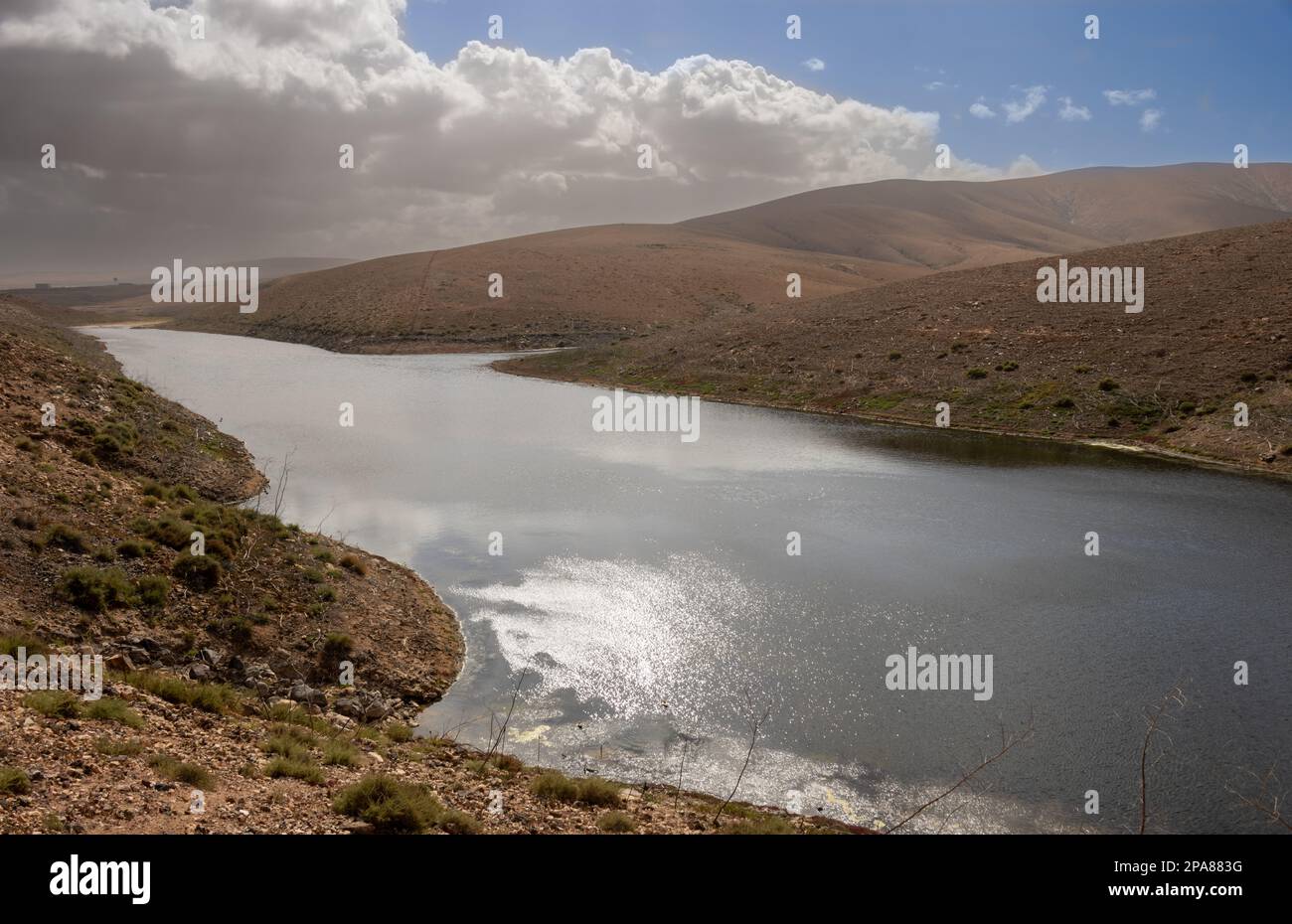 Le plus grand réservoir d'eau douce des îles, situé dans une vallée. La meilleure zone d'observation des oiseaux. Ciel nuageux en hiver. Embalse de los Molinos, Banque D'Images