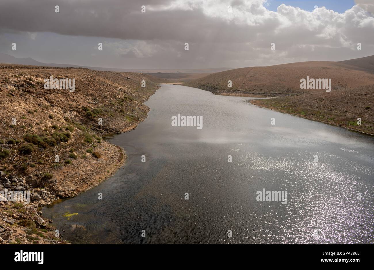 Le plus grand réservoir d'eau douce des îles, situé dans une vallée. La meilleure zone d'observation des oiseaux. Ciel nuageux en hiver. Embalse de los Molinos, Banque D'Images