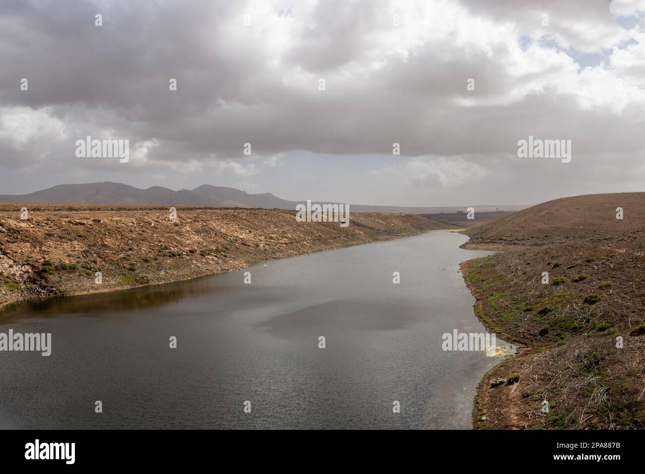 Le plus grand réservoir d'eau douce des îles, situé dans une vallée. La meilleure zone d'observation des oiseaux. Ciel nuageux en hiver. Embalse de los Molinos, Banque D'Images