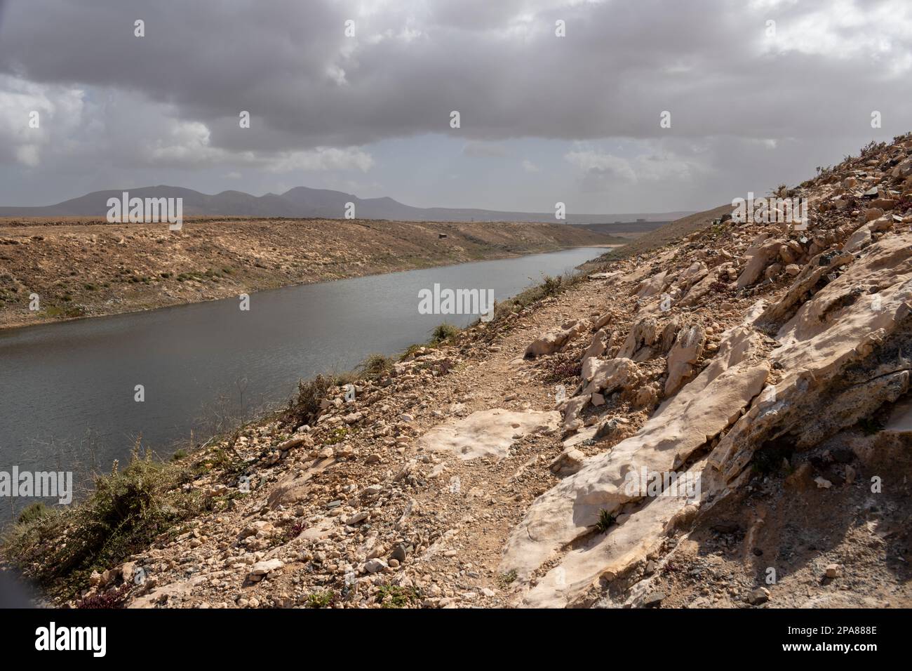 Le plus grand réservoir d'eau douce des îles, situé dans une vallée. La meilleure zone d'observation des oiseaux. Ciel nuageux en hiver. Embalse de los Molinos, Banque D'Images