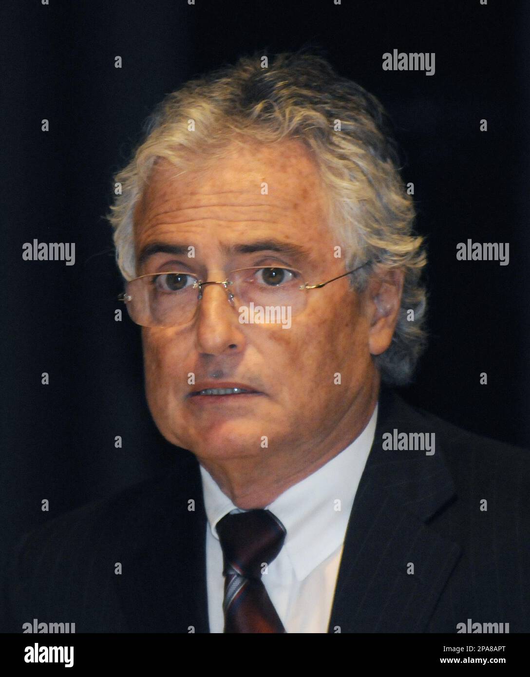 Der ehemalige Vorstands-Vorsitzende der Telekom Ron Sommer wartet am ...