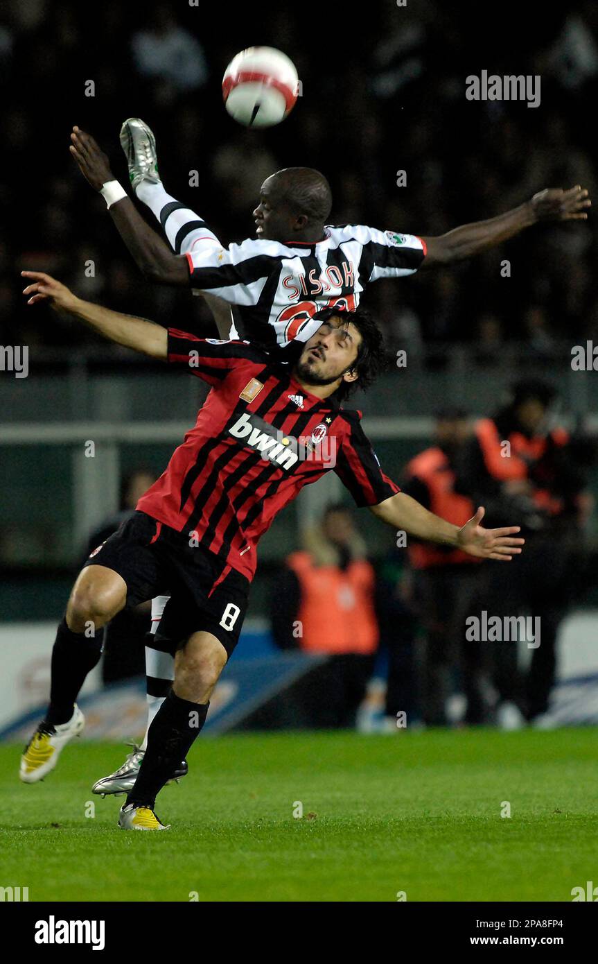 Juventus's Mohamed Sissoko, in black and white jersey, and AC Milan's Gennaro Gattuso jump for the ball during the Italian Serie A soccer match between Juventus and AC Milan in Turin's Olympic Stadium, Italy, Saturday, April 12, 2008. (AP Photo/Massimo Pinca) Banque D'Images