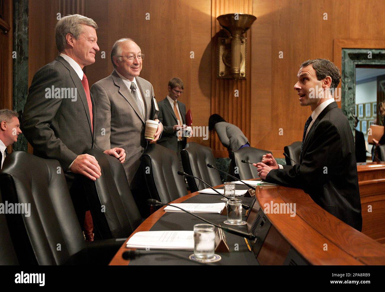 Internal Revenue Service (IRS) Commissioner Douglas Shulman, right, talks with Senate Finance Committee Chairman Sen. Max Baucus, D-Mont., left, and Sen. Ken Salazar, D-Colo, center, on Capitol Hill in Washington, Thursday, April 10, 2008, prior to testifying before the committee's hearing on identity theft. (AP Photo/Susan Walsh) Banque D'Images