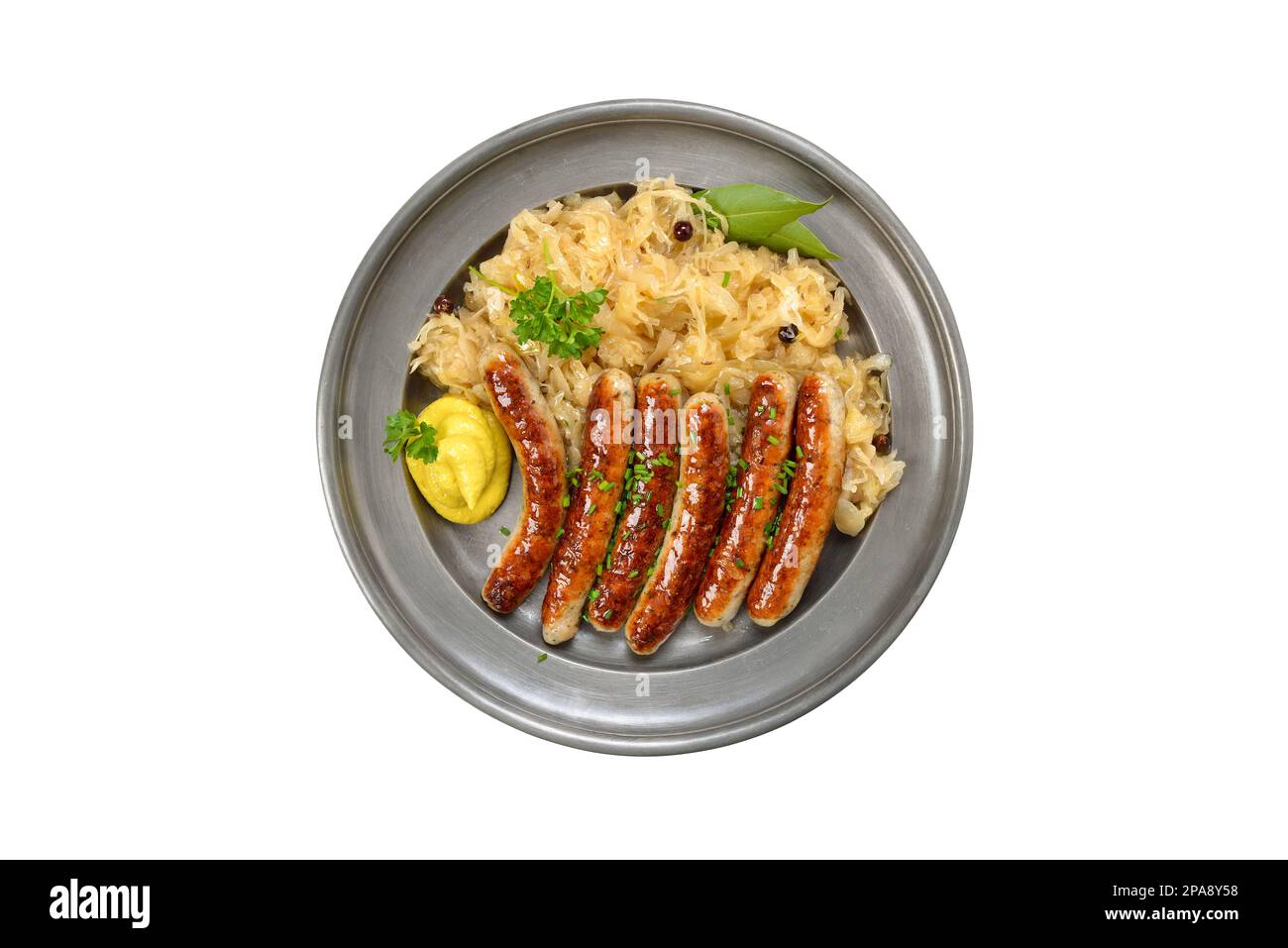 Saucisses de Nuremberg frites à la choucroute servies sur une assiette de étain isolée sur fond blanc Banque D'Images