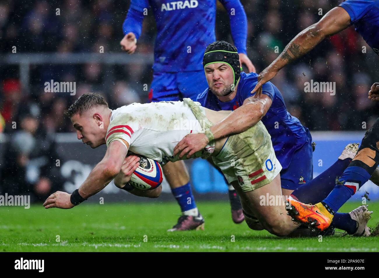 Freddie Stewart, en Angleterre, a fait un essai malgré Gregory Alldritt, en France, lors du match Guinness des six Nations au stade de Twickenham, à Londres. Date de la photo: Samedi 11 mars 2023. Banque D'Images