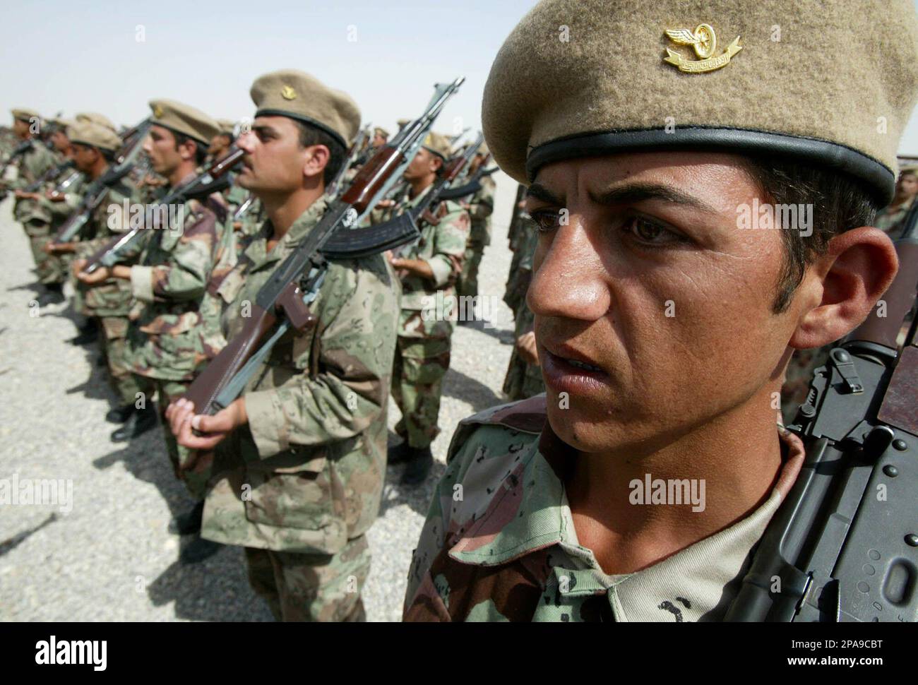 ** TO GO WITH STORY SLUGGED IRAK EJERCITO ** ** FILE **The first group of soldiers in the new Iraqi army prepare to parade at their graduation ceremony at Kir Kush, Iraq, in this Oct. 4, 2003 file photo. The 700 recruits who graduated make up the first of 26 battalions planned over the next year. The recruits, who completed two months of training, will be paid at least $60 per month. (AP Photo/Greg Baker, File) Banque D'Images