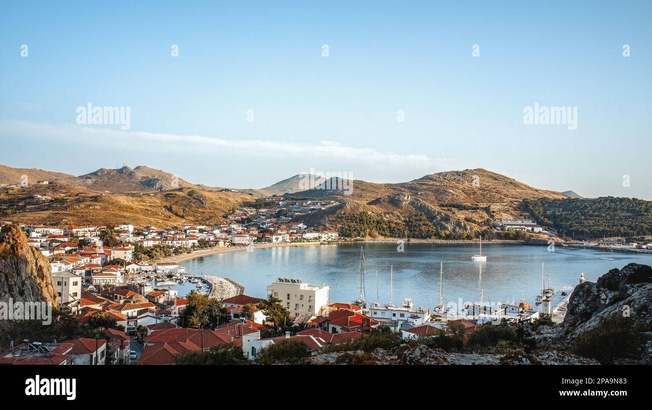 Vue depuis le château médiéval byzantin de Myrina à Lemnos ou sur l'île grecque de Limnos dans le nord de la mer Égée vacances d'été Banque D'Images