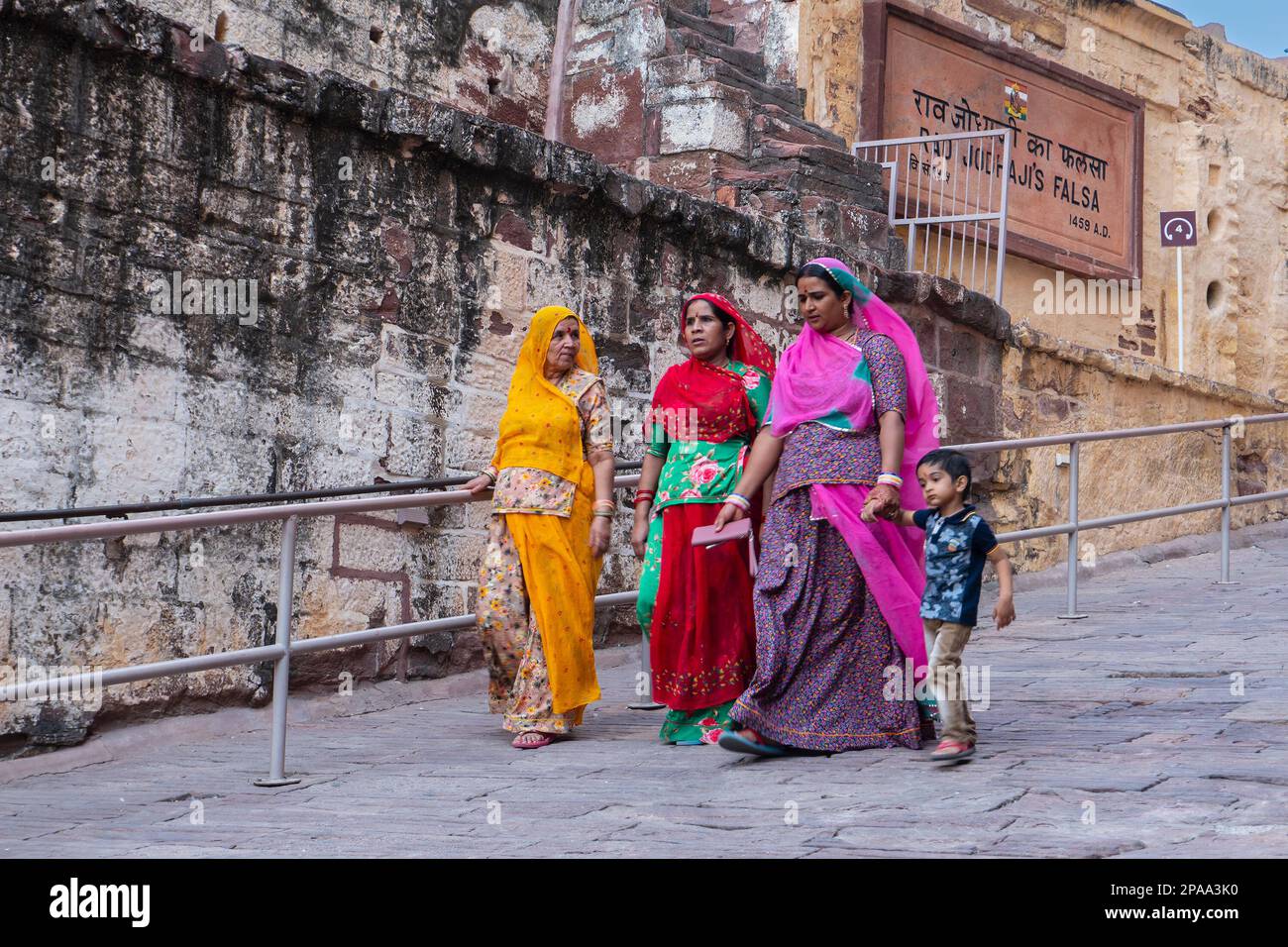 Jodhpur, Rajasthan, Inde - 19 octobre 2019 : des femmes du Rajasthan portant des sarees indiens colorés visitant le fort de Mehrangarh. Site du patrimoine mondial de l'UNESCO. Banque D'Images