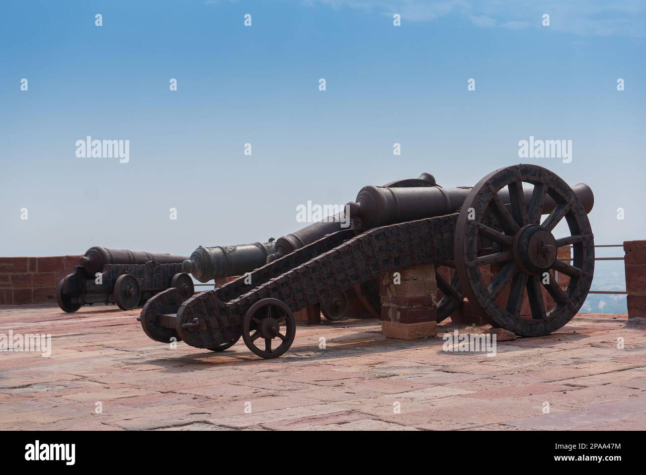 Célèbres canons Kilkila au sommet du fort Mehrangarh. Surplombant la ville de Jodhpur pour proctection depuis les temps anciens. Canon à canon long et très populaire Banque D'Images