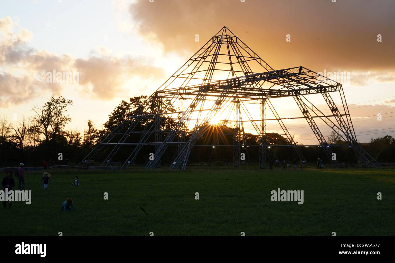 The Empty Pyramid Stage à la ferme digne, Pilton, qui accueille le festival de Glastonbury, au coucher du soleil en début de soirée Banque D'Images