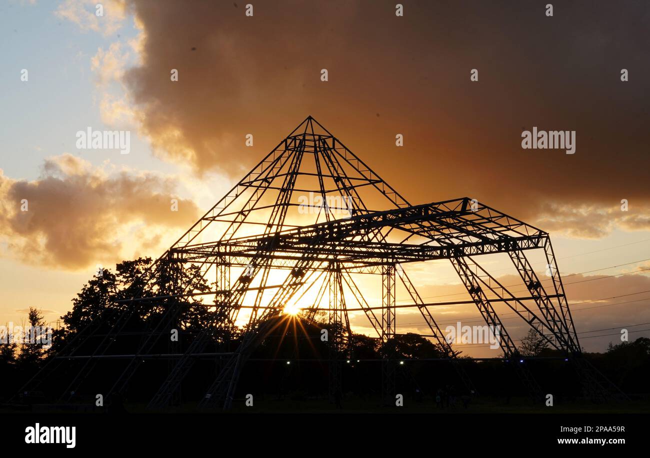 The Empty Pyramid Stage à la ferme digne, Pilton, qui accueille le festival de Glastonbury, au coucher du soleil en début de soirée Banque D'Images