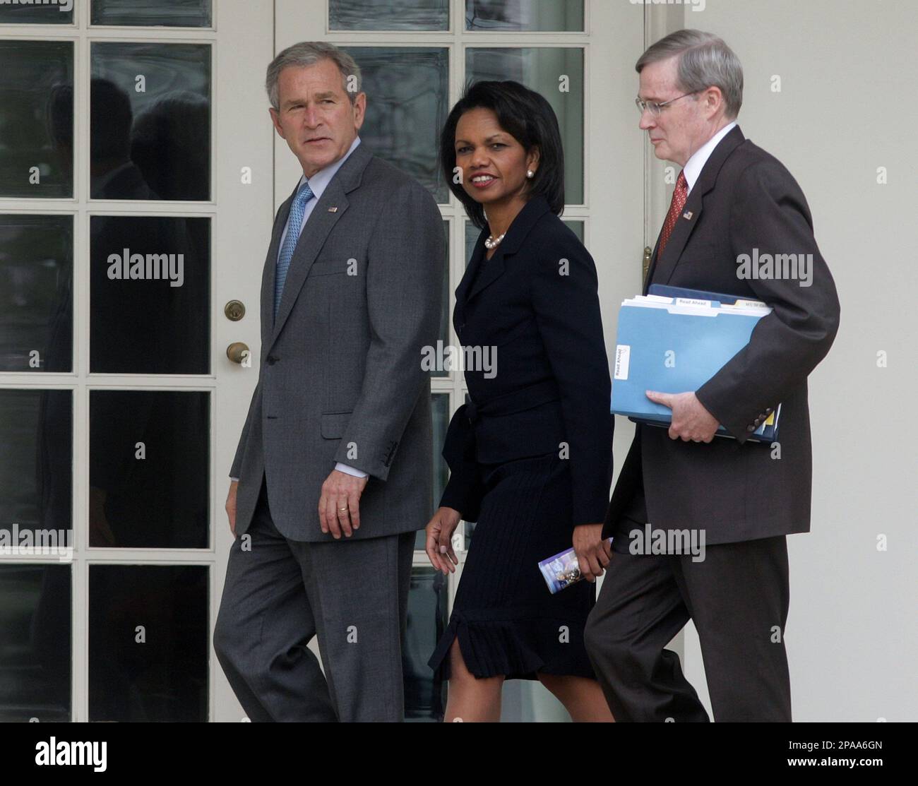 President Bush, Secretary of State Condoleezza Rice, center, and National Security Adviser Stephen Hadley, right, walk to the Oval Office of the White House in Washington, Friday, March 28, 2008, after their meetings with Australian Prime Minister Kevin Rudd, not shown. (AP Photo/Ron Edmonds) Banque D'Images