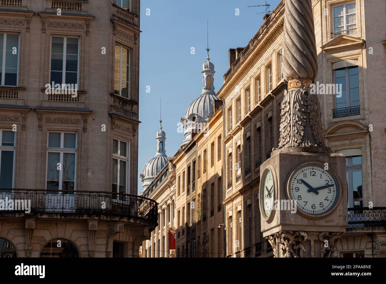 Vue sur l'ancienne horloge ancienne d'époque dans les rues de Bordeaux, France Banque D'Images