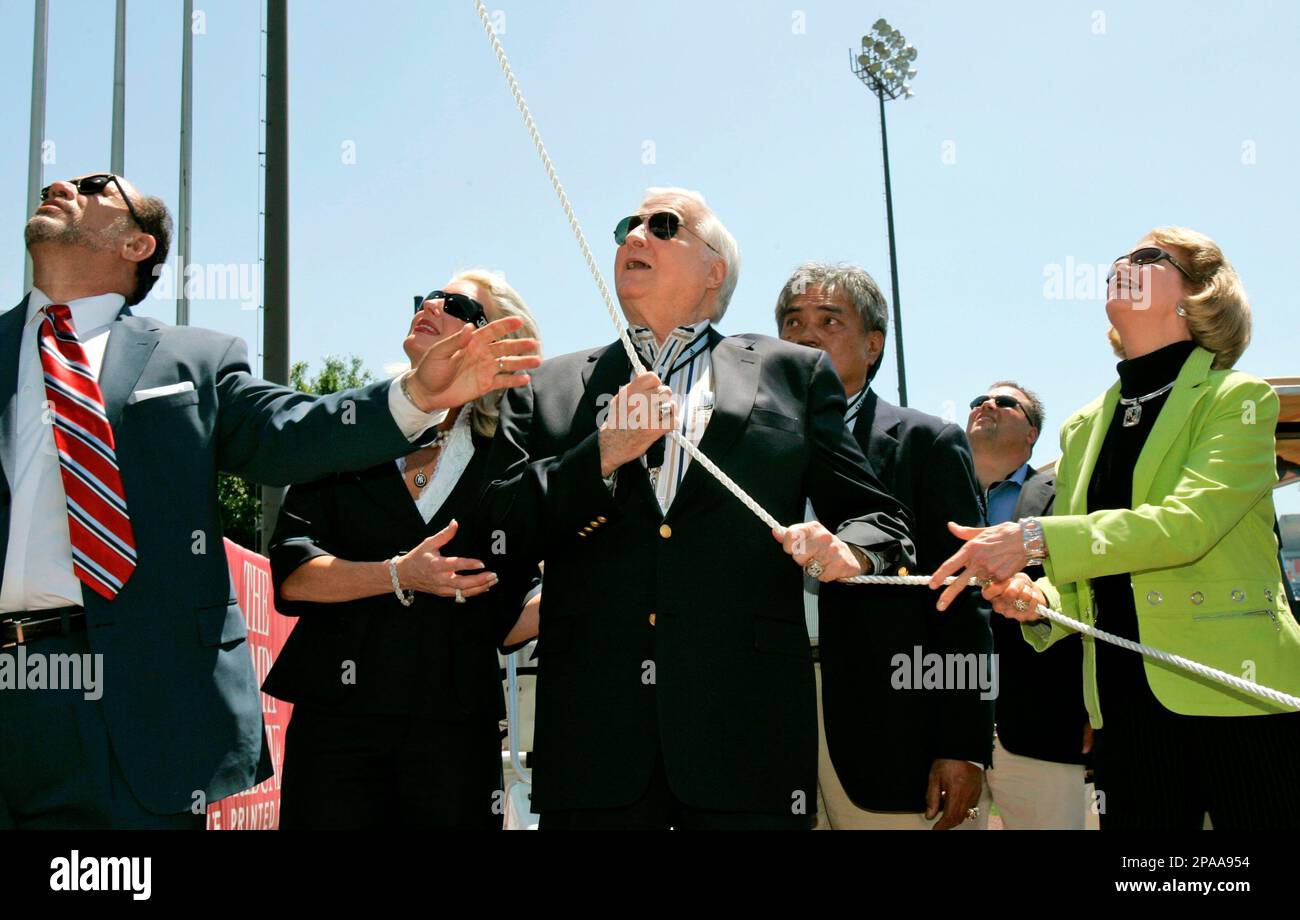 From left, New York Yankees senior vice president Felix Lopez Jr., senior vice president Jennifer Steinbrenner Swindal, owner George Steinbrenner and Goerge Steinbrenner's wife, Joan, pull a line to unveil a new logo in a pregame baseball ceremony renaming Legends Field as George M. Steinbrenner Field in Tampa, Fla., Thursday, March 27, 2008. (AP Photo/Kathy Willens) Banque D'Images
