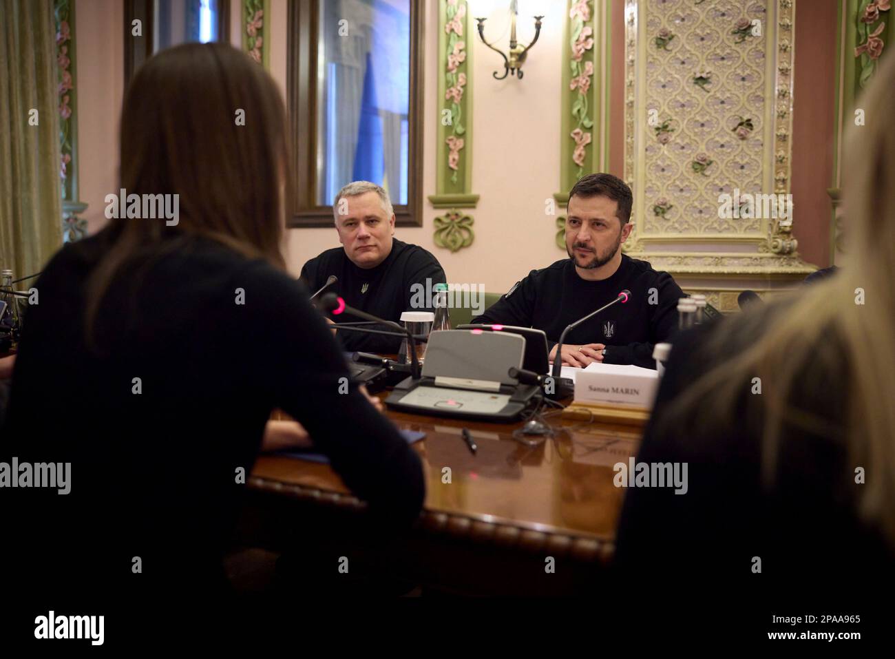 Kiev, Ukraine. 10th mars 2023. Le président ukrainien Volodymyr Zelenskyy, à droite, écoute lors d’une réunion bilatérale élargie avec le Premier ministre finlandais Sanna Marin, à gauche, et les délégués au Palais Mariinsky, à 10 mars 2023, à Kiev, en Ukraine. Crédit: Pool photo/Bureau de presse présidentiel ukrainien/Alamy Live News Banque D'Images