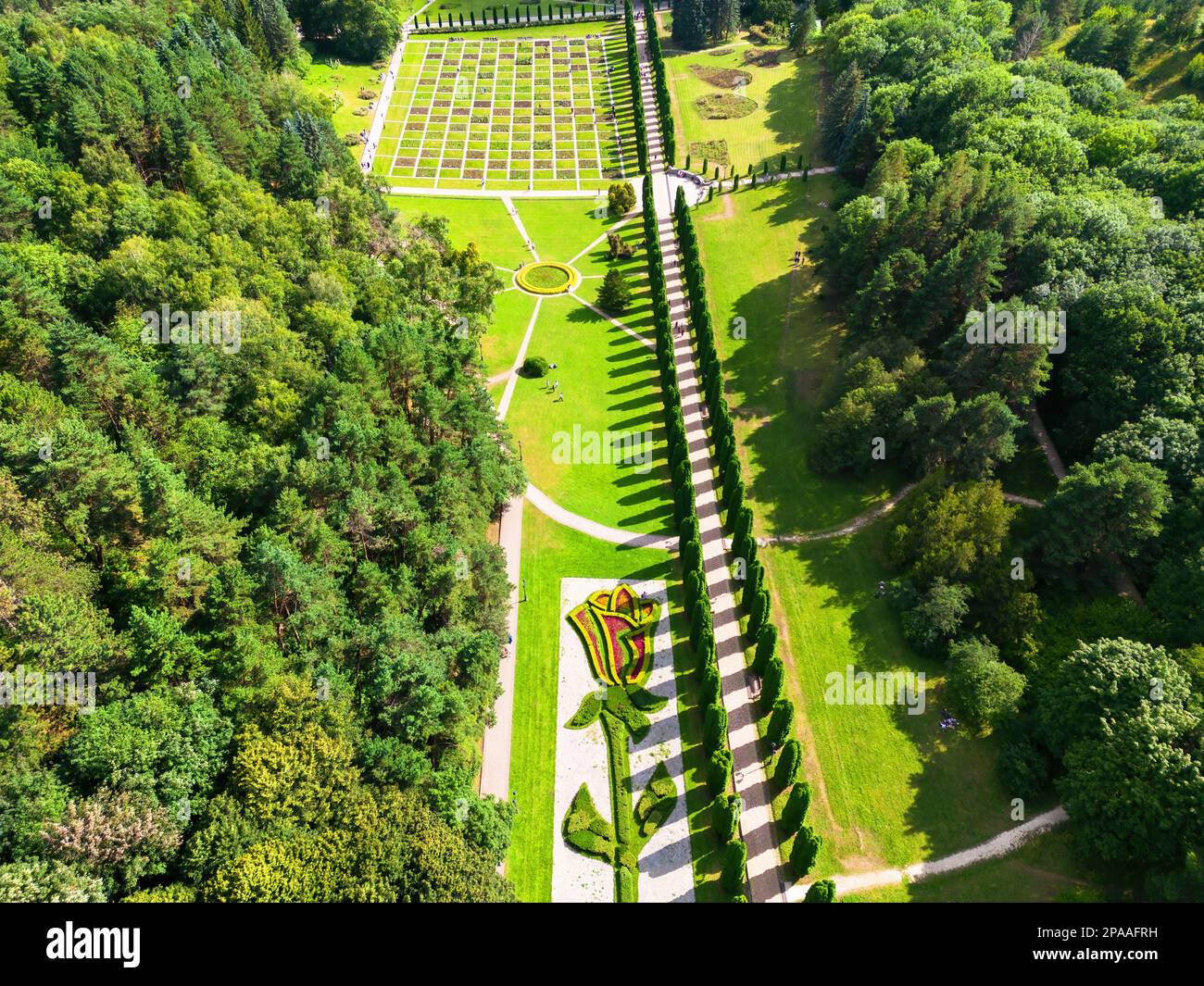 Resort Park Valley of Roses en été, Kislovodsk, Russie. Vue aérienne de l'aménagement paysager en grande forme de fleur, beau jardin paysagé vert. Thème Banque D'Images