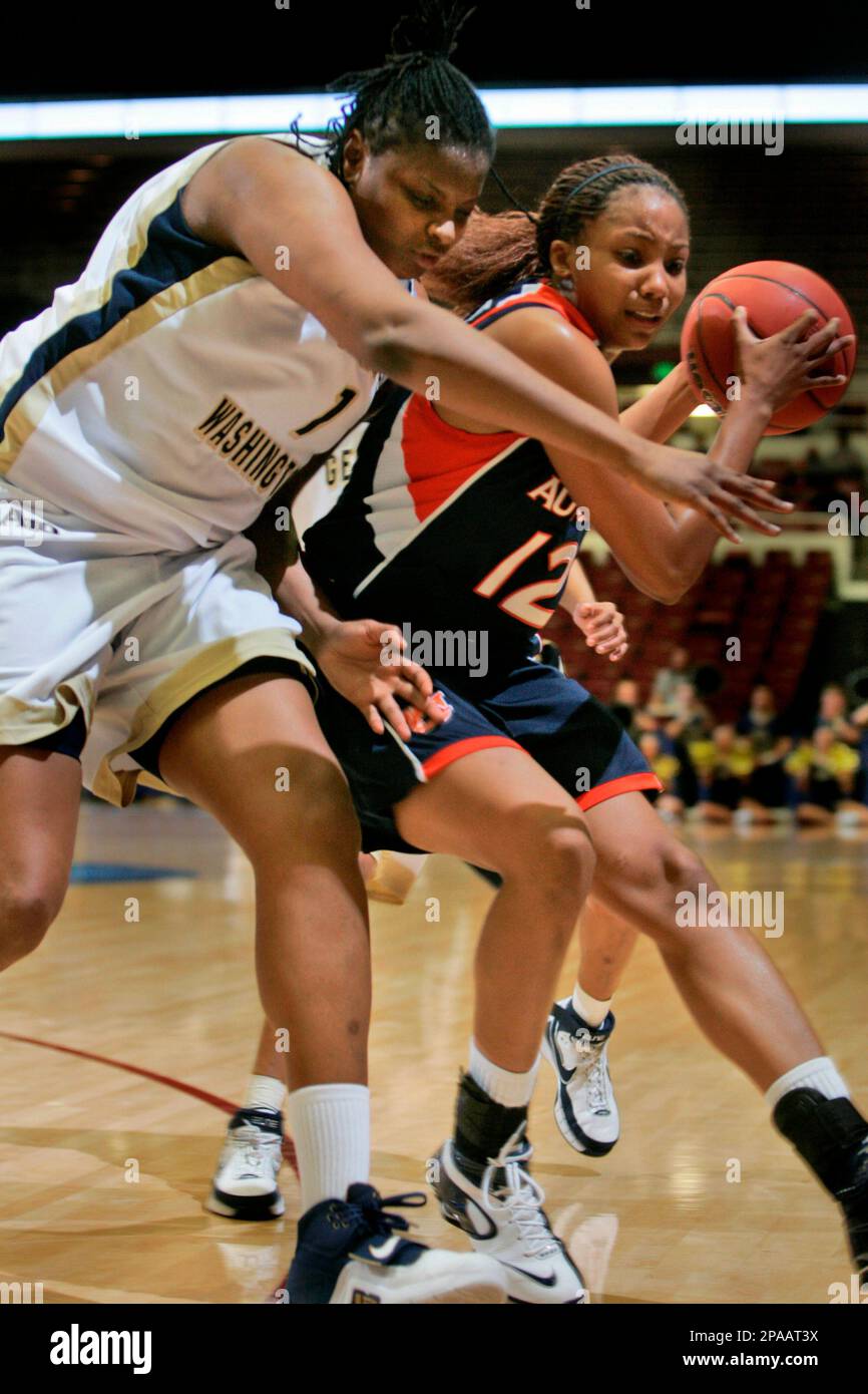 Auburn's Sherell Hobbs, right, pulls a loose ball away from George Washington's Jessica Adair in the first half during the first round of the NCAA women's basketball tournament in Stanford, Calif., Saturday, March 22, 2008. (AP Photo/Marcio Jose Sanchez) Banque D'Images