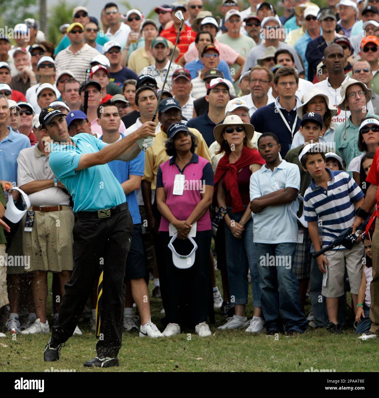 Geoff Ogilvy of Australia hits from the rough towards the ninth green during the third round of the CA Championship golf tournament in Doral, Fla. Saturday, March 22, 2008. (AP Photo/Alan Diaz) Banque D'Images