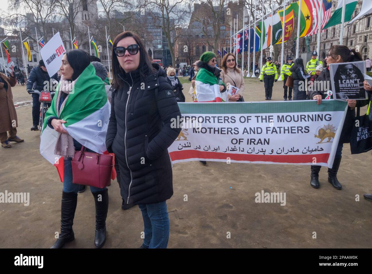 Londres, Royaume-Uni. 11 mars 2023. Les Iraniens poursuivent leurs manifestations à Londres en solidarité avec les manifestants iraniens qui appellent à la fin du règne des mollahs. Sur la place du Parlement, un groupe a organisé des pancartes contre le gazage de jeunes écolières protestataires et de l'Iran et a appelé à Twitter pour interdire les talibans, ainsi que des photos des personnes tuées et des drapeaux iraniens et des bannières soutenant les mères et les pères en deuil de l'Iran. Peter Marshall/Alay Live News Banque D'Images