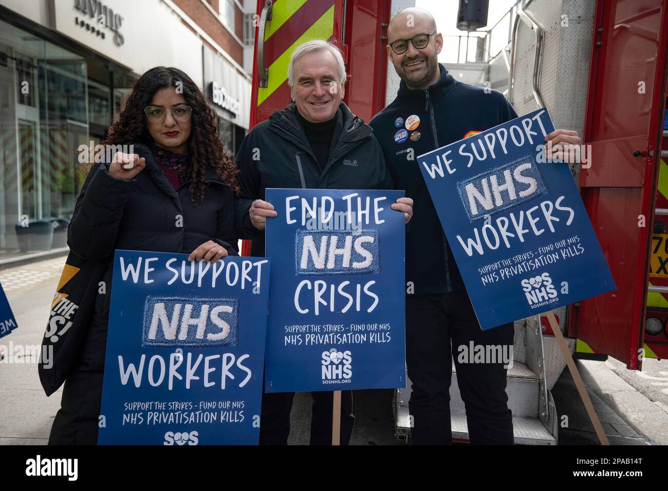 John McDonnell (C), député de Hayes et Harlington et ancien chancelier de l'Échiquier, est vu avec le Dr Andrew Meryerson (R), membre du groupe de campagne SOS NHS vu pendant la manifestation. Le groupe de campagne SOS NHS et d'autres syndicats ont organisé une marche de l'hôpital University College de Londres à Downing Street pour demander un financement d'urgence au National Health Service (NHS) du gouvernement britannique pour soutenir les services et le personnel et non pour privatiser le secteur de la santé avant le printemps du chancelier Budget du 15th mars 2023. Banque D'Images