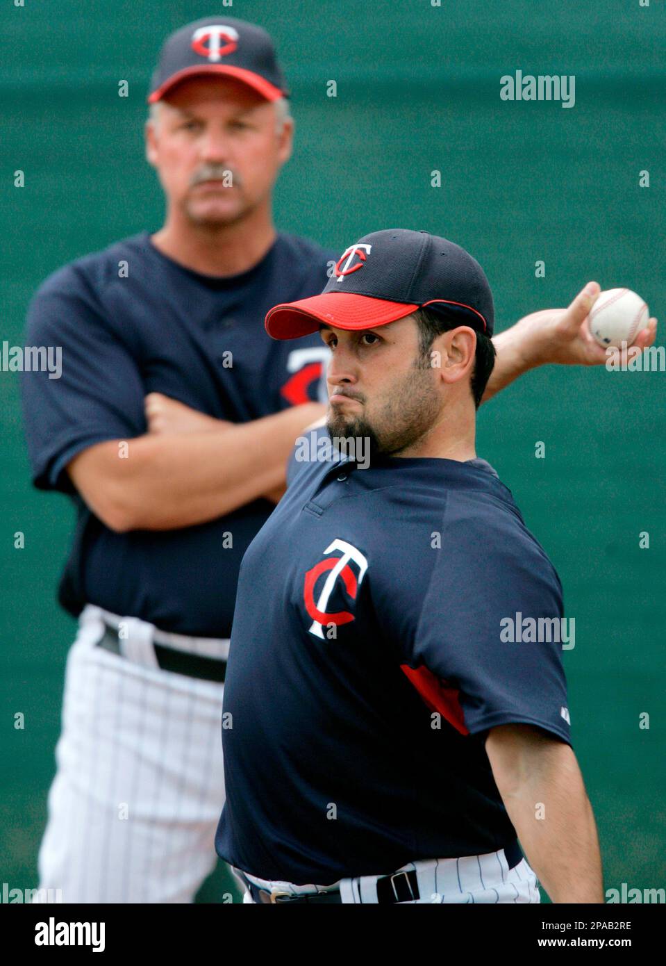 Minnesota Twins pitcher Juan Rincon throws in the bullpen under the watchful eyes of pitching coach Rick Anderson prior to their Spring Training baseball game against the Cincinnati Reds in Fort Myers, Fla., Thursday March 20, 2008. (AP Photo/Charles Krupa) Banque D'Images