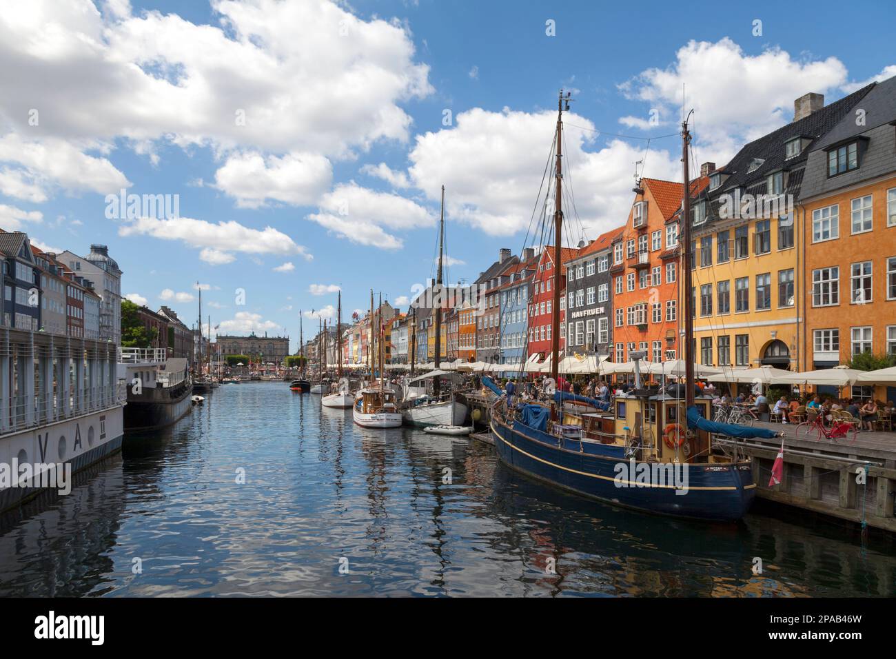 Copenhague, Danemark - 28 juin 2019: Nyhavn (danois pour « New Harbour ») est un quartier de 17th siècles au bord de l'eau, sur les canaux et dans le quartier des divertissements de Copenhague. Banque D'Images