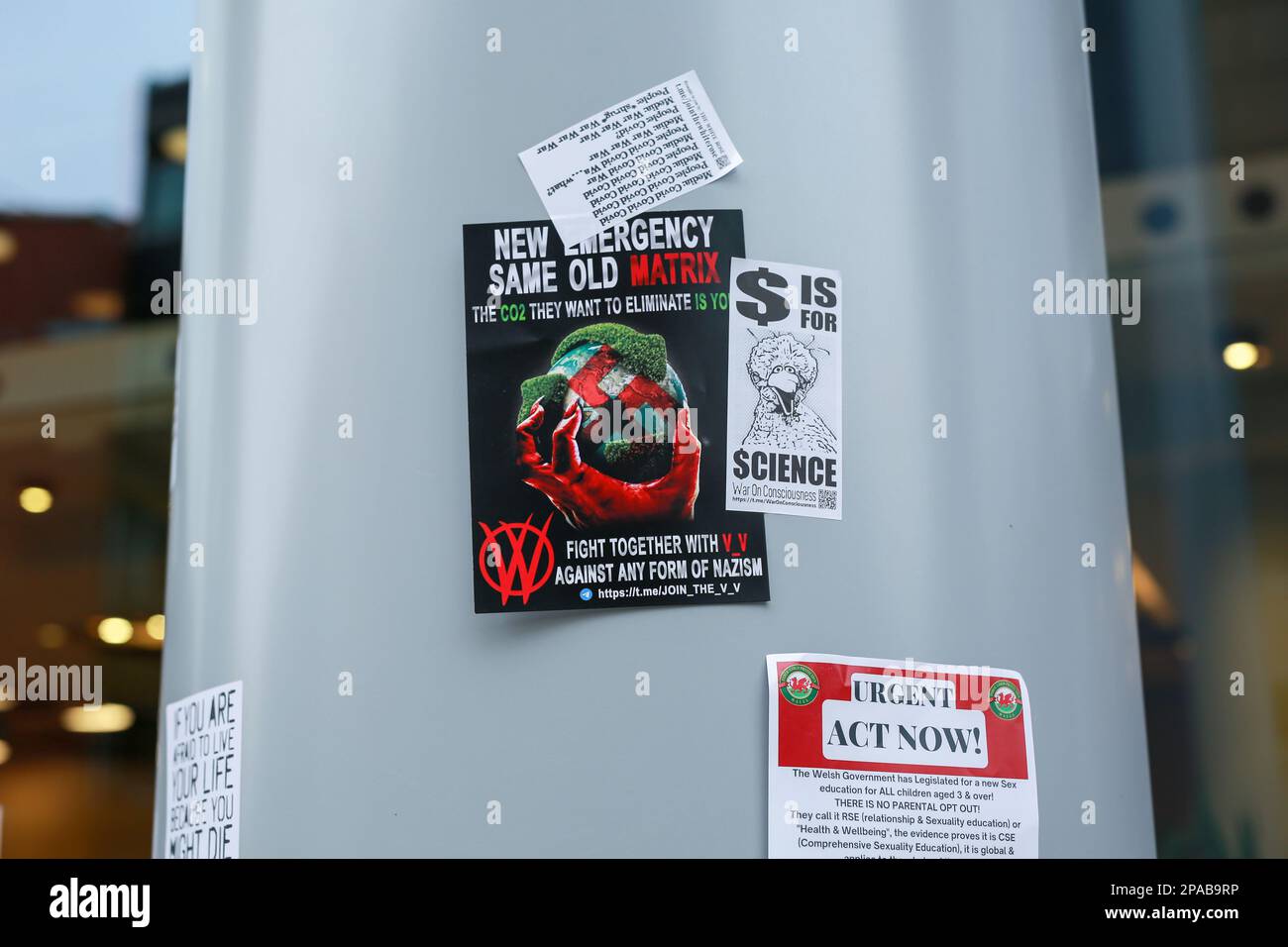 Londres, Royaume-Uni. 11 février 2023. 'The Media is the virus' ITV News bâtiment couvert d'autocollants par des théoriciens de la conspiration à Londres. © Waldemar Sikora Banque D'Images