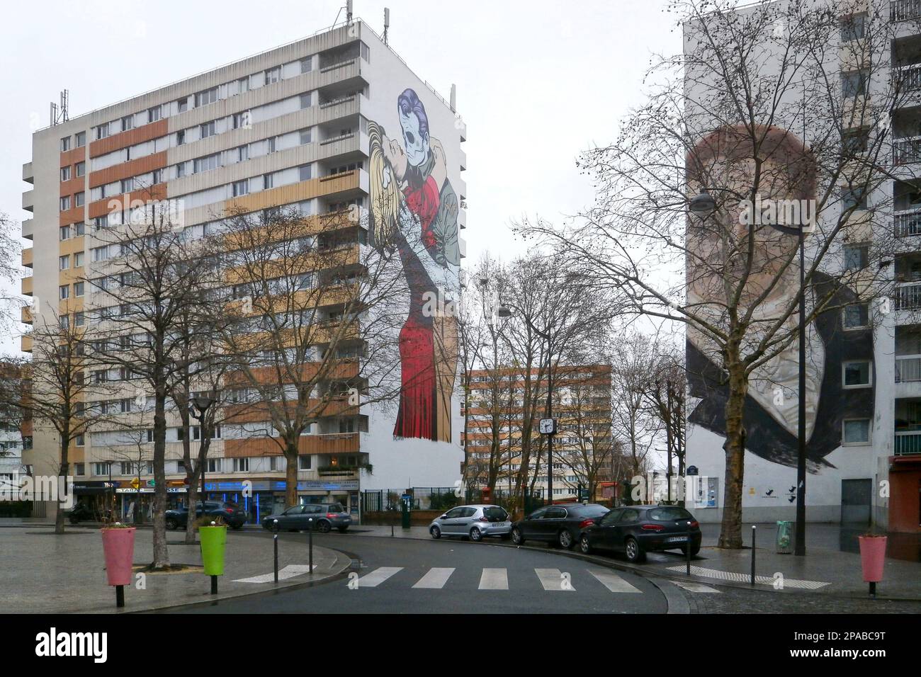 Paris, France - 21 décembre 2017 : série de deux peintures murales, situées sur la place Pinel près du métro national dans le 13th arrondissement de Paris. Le Banque D'Images