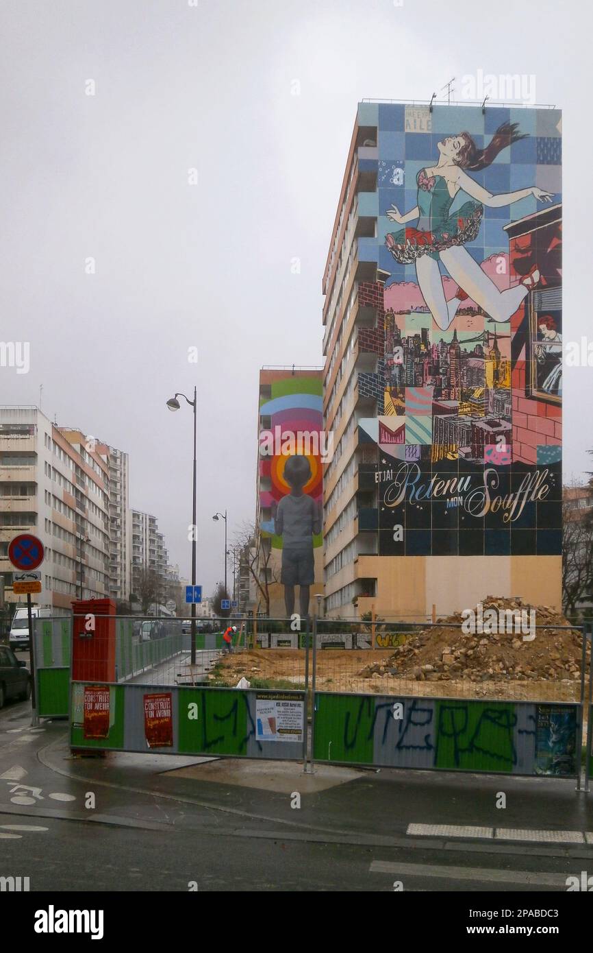 Paris, France - 21 décembre 2017 : série de deux peintures murales, situées sur le boulevard Vincent Auriol, près du métro Chevaleret dans le 13th arrondissement Banque D'Images