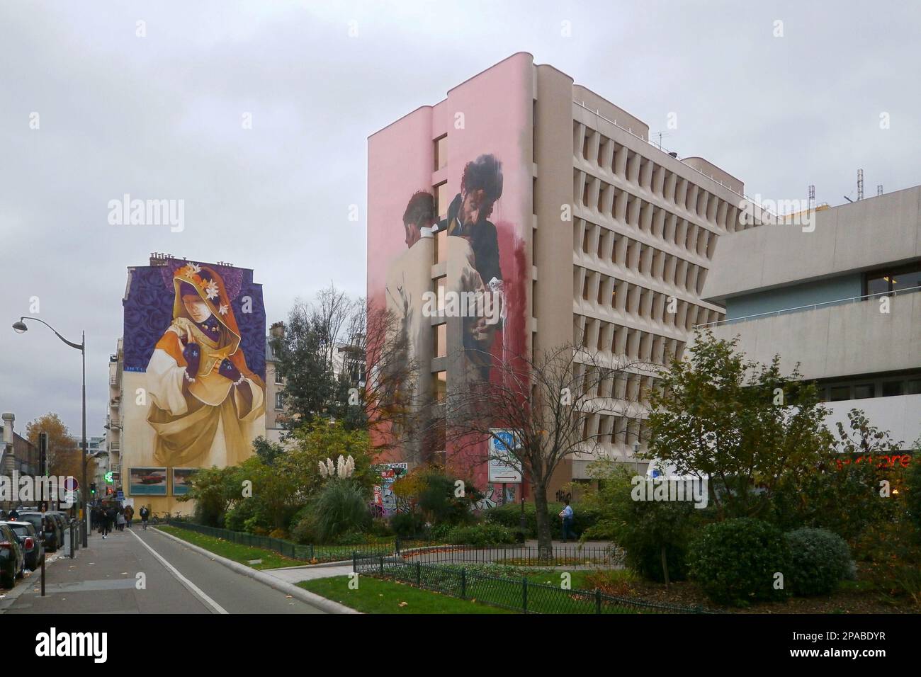 Paris, France - 21 novembre 2017 : série de deux peintures murales, situées sur le boulevard Vincent Auriol, près du métro Chevaleret dans le 13th arrondissement Banque D'Images