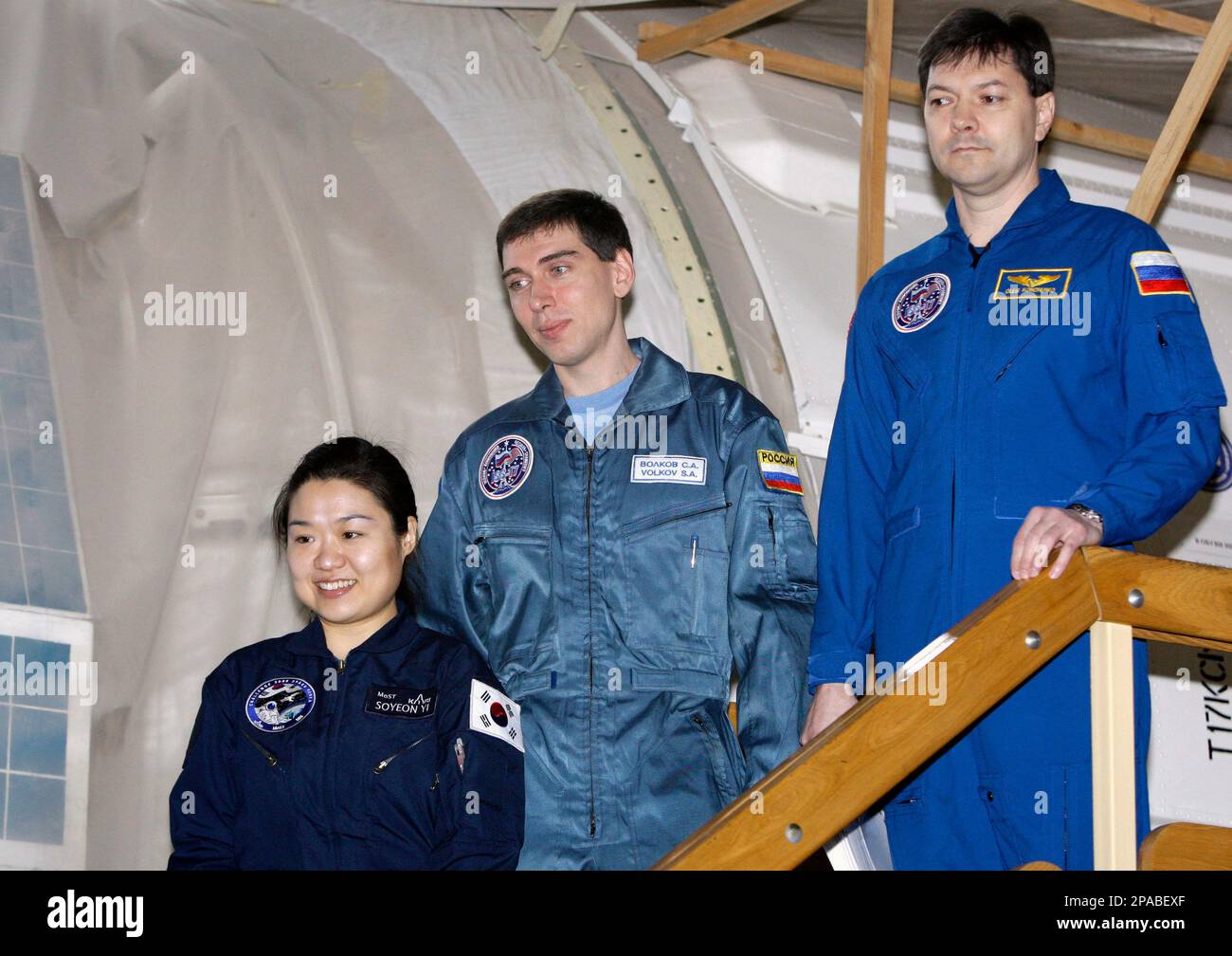 South Korean astronaut Soyeon Yi, left, Russian cosmonaut Sergei Volkov, center, and Oleg Kononenko, right, pose during the final preflight examination at the Russian Space Training Center in Star City outside Moscow, Monday, March 17, 2008. (AP Photo/Misha Japaridze) Banque D'Images