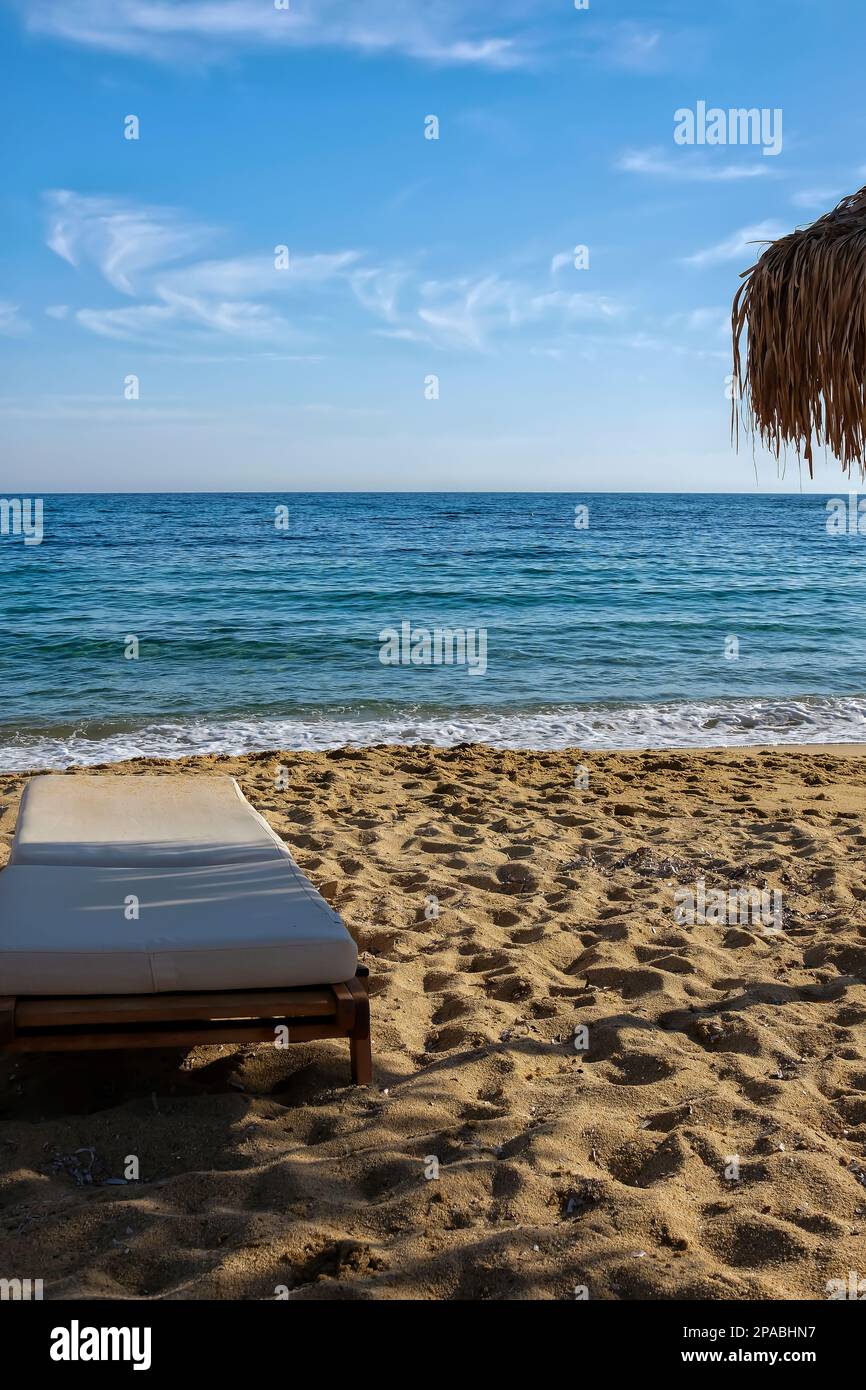 Un transat et un parasol à l'incroyable plage de Mylopotas dans iOS Grèce  Photo Stock - Alamy