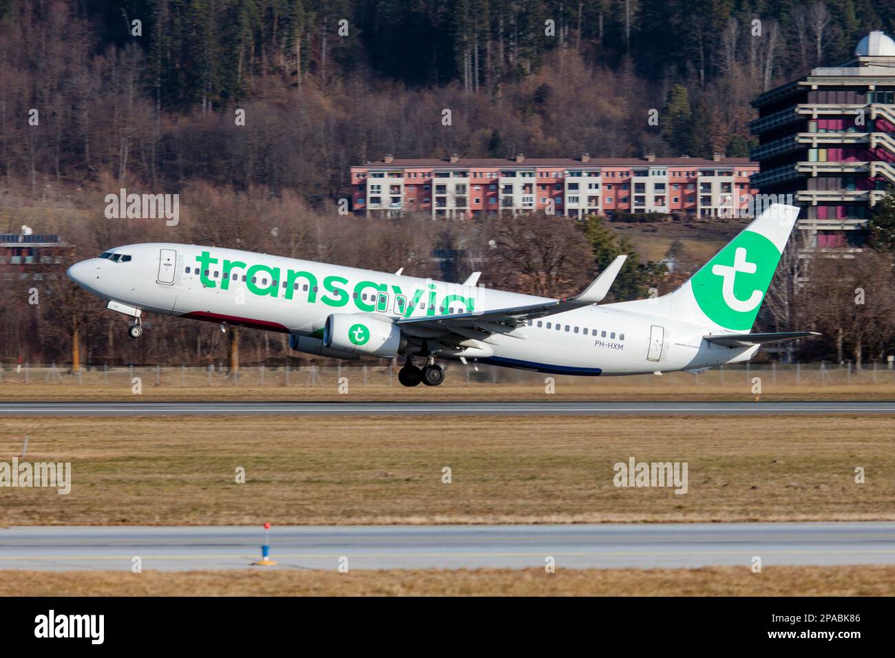 Innsbruck, Autriche. 20th févr. 2023. Un Boeing 737-800 Transavia qui part de l'aéroport Kranebitten d'Innsbruck. Transavia est une compagnie aérienne néerlandaise à bas prix et une filiale à 100 % de KLM et fait donc partie du groupe Air France-KLM. Sa base principale est l'aéroport d'Amsterdam Schiphol et il a d'autres bases à Rotterdam l'aéroport de la Haye et l'aéroport d'Eindhoven. Transavia maintient Transavia France comme filiale française. (Photo de Fabrizio Gandolfo/SOPA Images/Sipa USA) crédit: SIPA USA/Alay Live News Banque D'Images